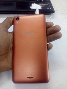 holding-infinix-hot-note